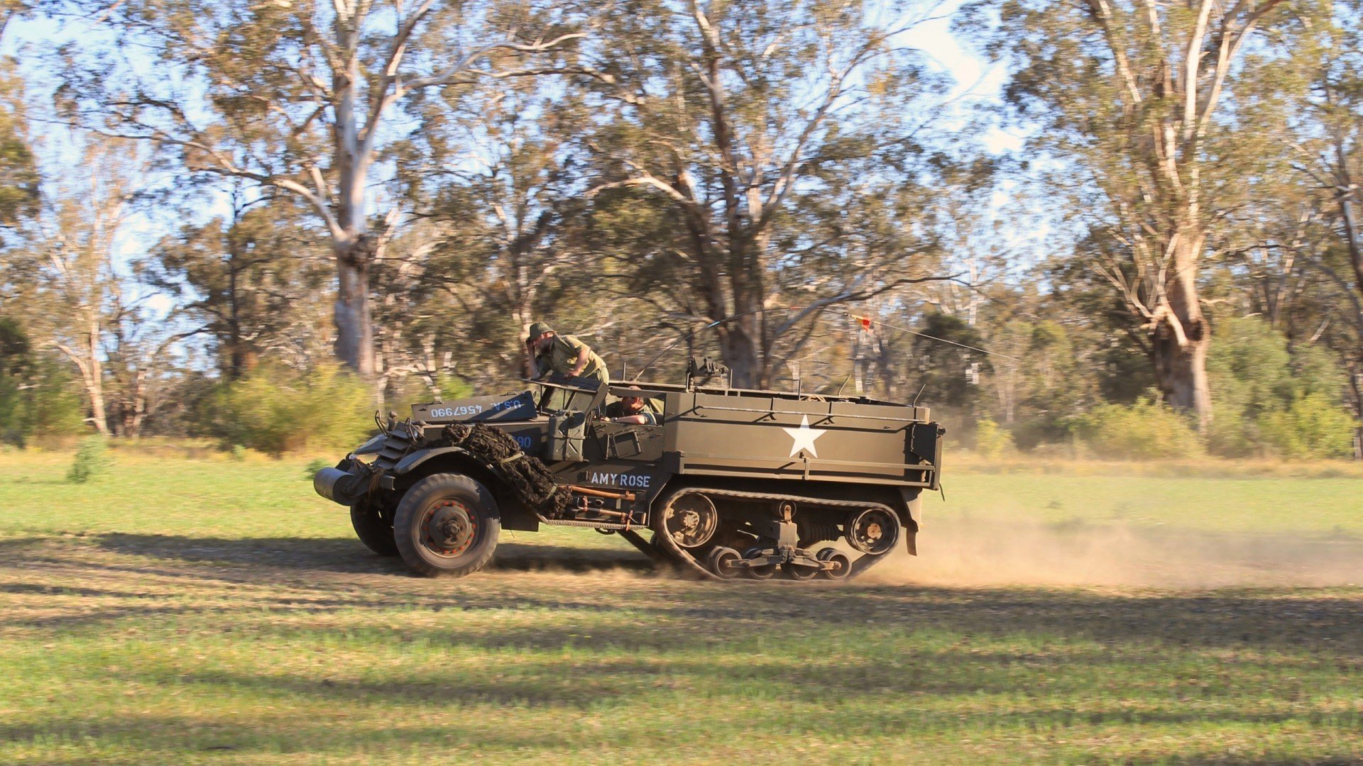 爱游戏娱乐网址-“三叉湖水上救生赛:选手在水中展开与时间赛跑的较量”